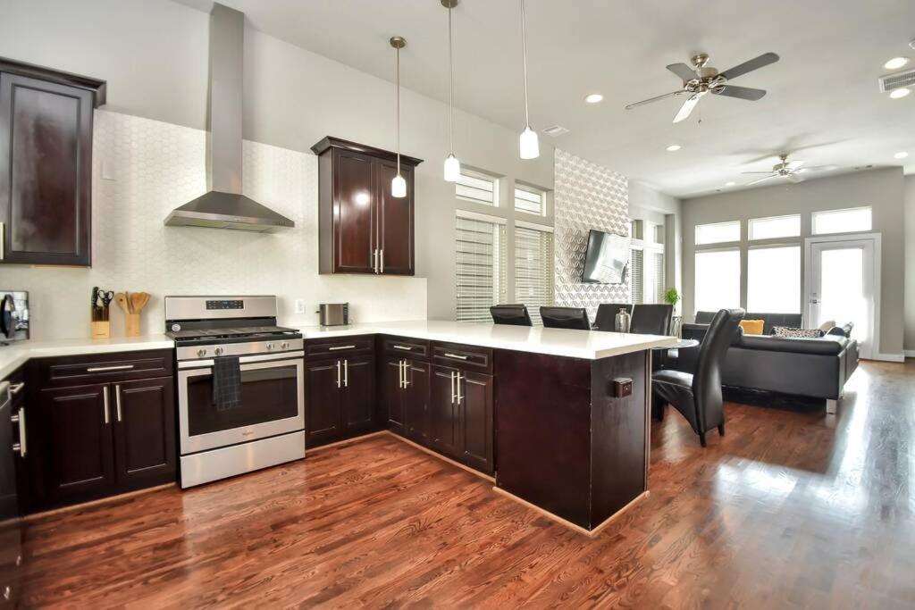 Amazing Rooftop! Downtown Skyline Views!!! Sleeps 15 Хюстън Екстериор снимка